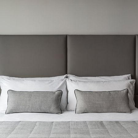 Oakwood Premier Melbourne Aparthotel Exterior foto A bed with a headboard
