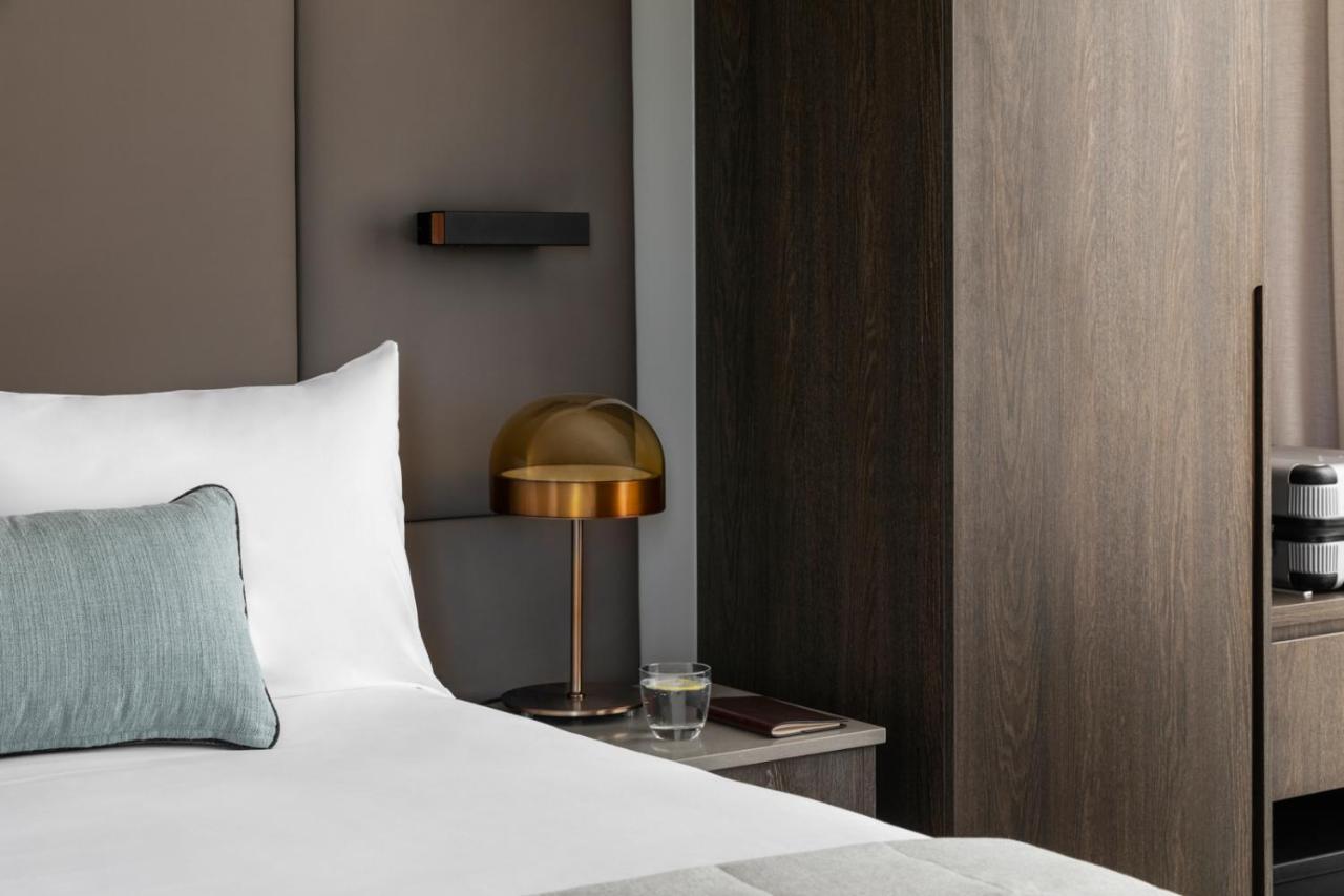 Oakwood Premier Melbourne Aparthotel Exterior foto A bedroom at the hotel