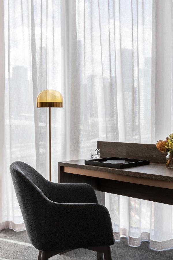 Oakwood Premier Melbourne Aparthotel Exterior foto A floor lamp