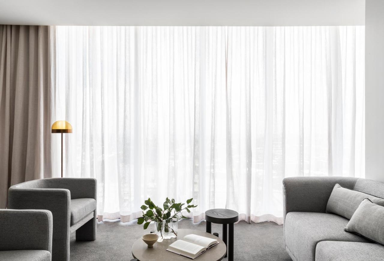 Oakwood Premier Melbourne Aparthotel Exterior foto A living room with sheer curtains