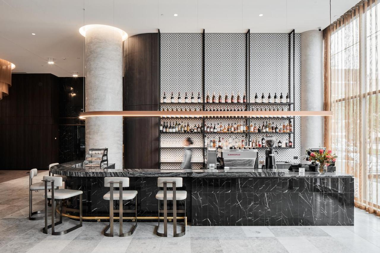 Oakwood Premier Melbourne Aparthotel Exterior foto The bar at the hotel