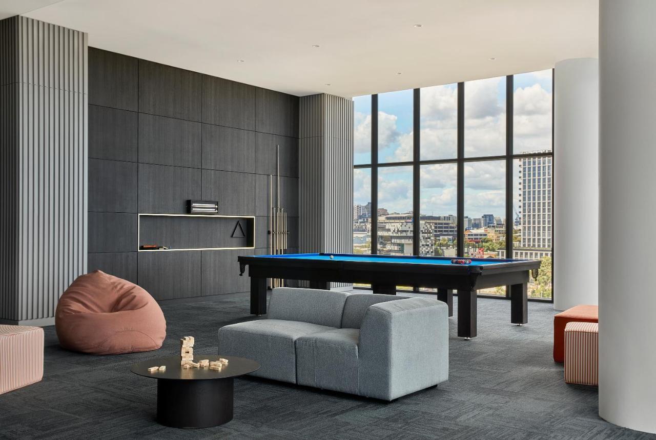 Oakwood Premier Melbourne Aparthotel Exterior foto The pool table at the top of the building