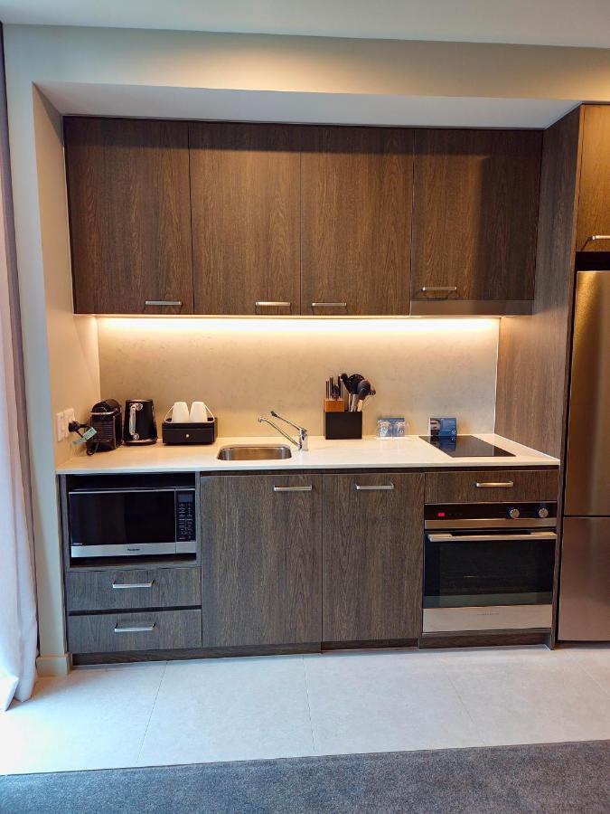 Oakwood Premier Melbourne Aparthotel Exterior foto Kitchenette in a hotel room