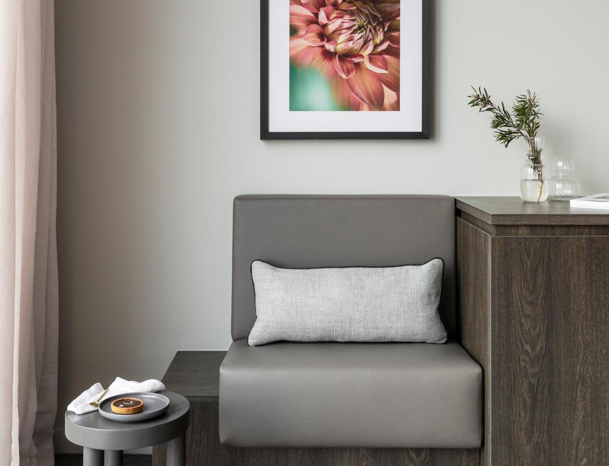 Oakwood Premier Melbourne Aparthotel Exterior foto A chair in a hotel room