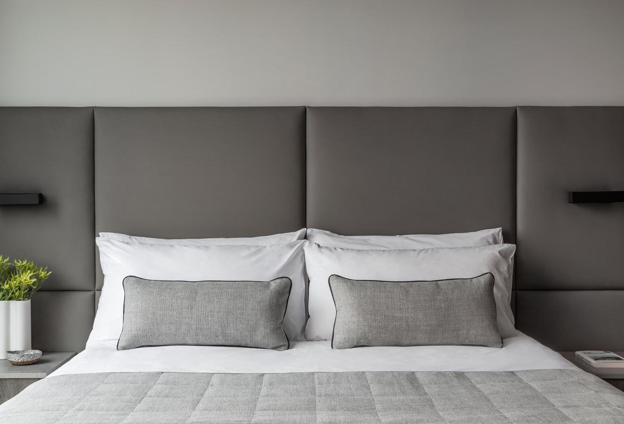 Oakwood Premier Melbourne Aparthotel Exterior foto A bed with a headboard